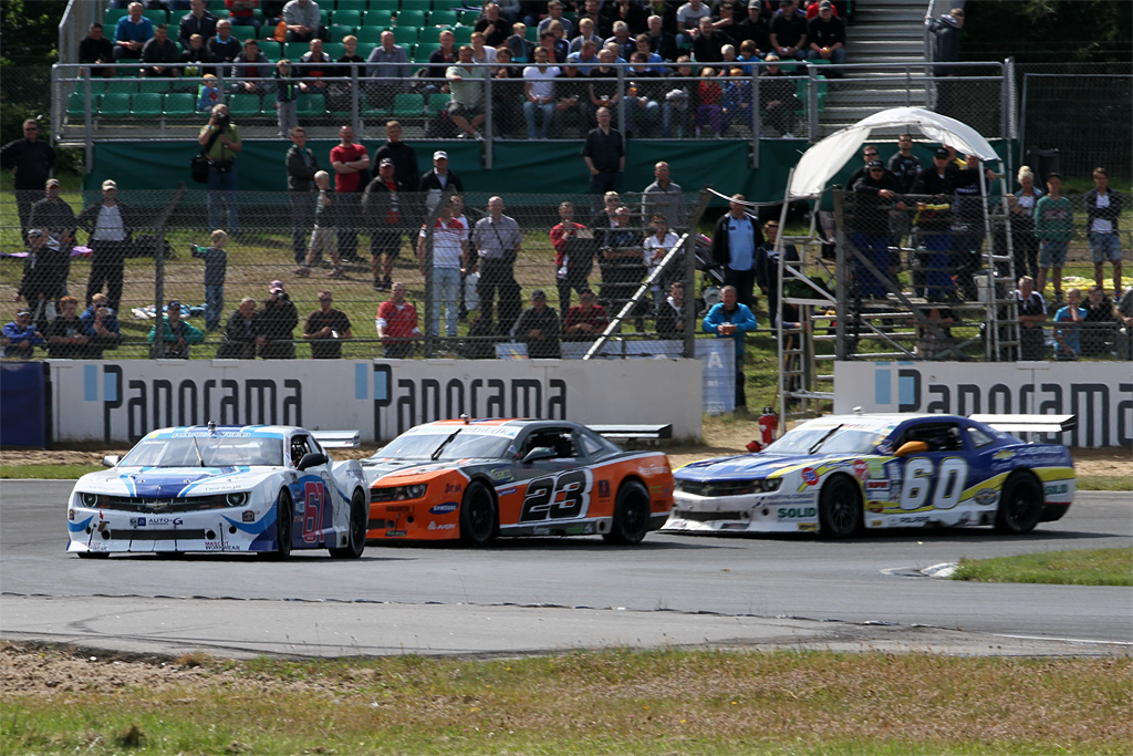 John Nielsen havde Jan Magnussen og Dennis Lind bag sig ved starten af første løb. Senere kom Jan Magnussen forbi og vandt, men dagen sluttede med en sejr til John Nielsen
(Foto: speedfoto.dk)